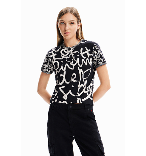 Dámská halenka DESIGUAL LETTERING RETRO 2000 BLACK - DESIGUAL - 23WWTK36 2000 TS LETTERING RETRO